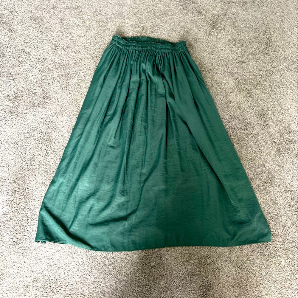Gorgeous spruce green skirt • silky like material